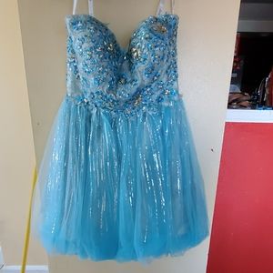 Inam selling a baby blue short prom dress .